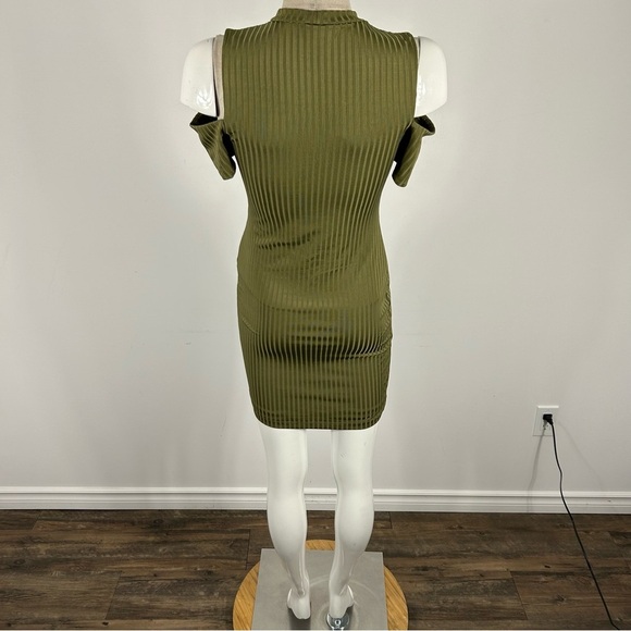 ❤️Guess cold shoulder Olive Green Ribbed Cut-Out Dress XS - Picture 3 of 10